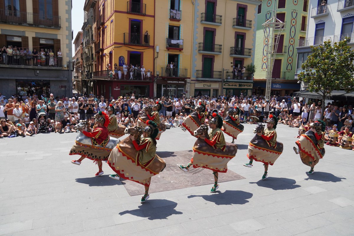 Olotuit's tweet image. 🎉  La Plaça Major d'#Olot plena amb el ball de la faràndula d'aquest migdia! 

🎶🎵🎶 Sota el sol de juny, Gegants, Cabeçuts i Cavallets han fet gaudir just abans de la tradicional sardana de #Corpus. 
🙌🏼 Quin gran diumenge de #Corpus a #Olot! 

#AjuntamentOlot #femOlot