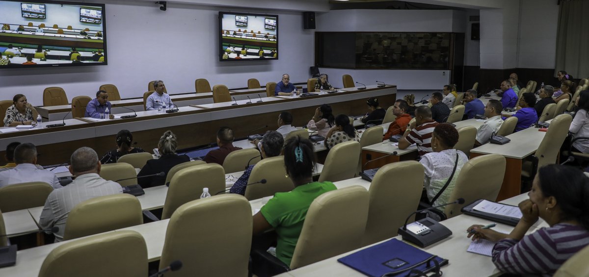 Walter Baluja García (@walterbg_mes) on Twitter photo Encuentro con Primer Ministro <a href="/MMarreroCruz/">Manuel Marrero Cruz</a> cierra el II Curso de Entrenamiento para Intendentes. Fueron días de intercambio, de contacto con dirigentes y protagonistas, de docencia intensiva, visitas y otros. Mejor preparados y más comprometidos. #GenteQueSuma #UnidosXCuba #Cuba Encuentro con Primer Ministro <a href="/MMarreroCruz/">Manuel Marrero Cruz</a> cierra el II Curso de Entrenamiento para Intendentes. Fueron días de intercambio, de contacto con dirigentes y protagonistas, de docencia intensiva, visitas y otros. Mejor preparados y más comprometidos. #GenteQueSuma #UnidosXCuba #Cuba