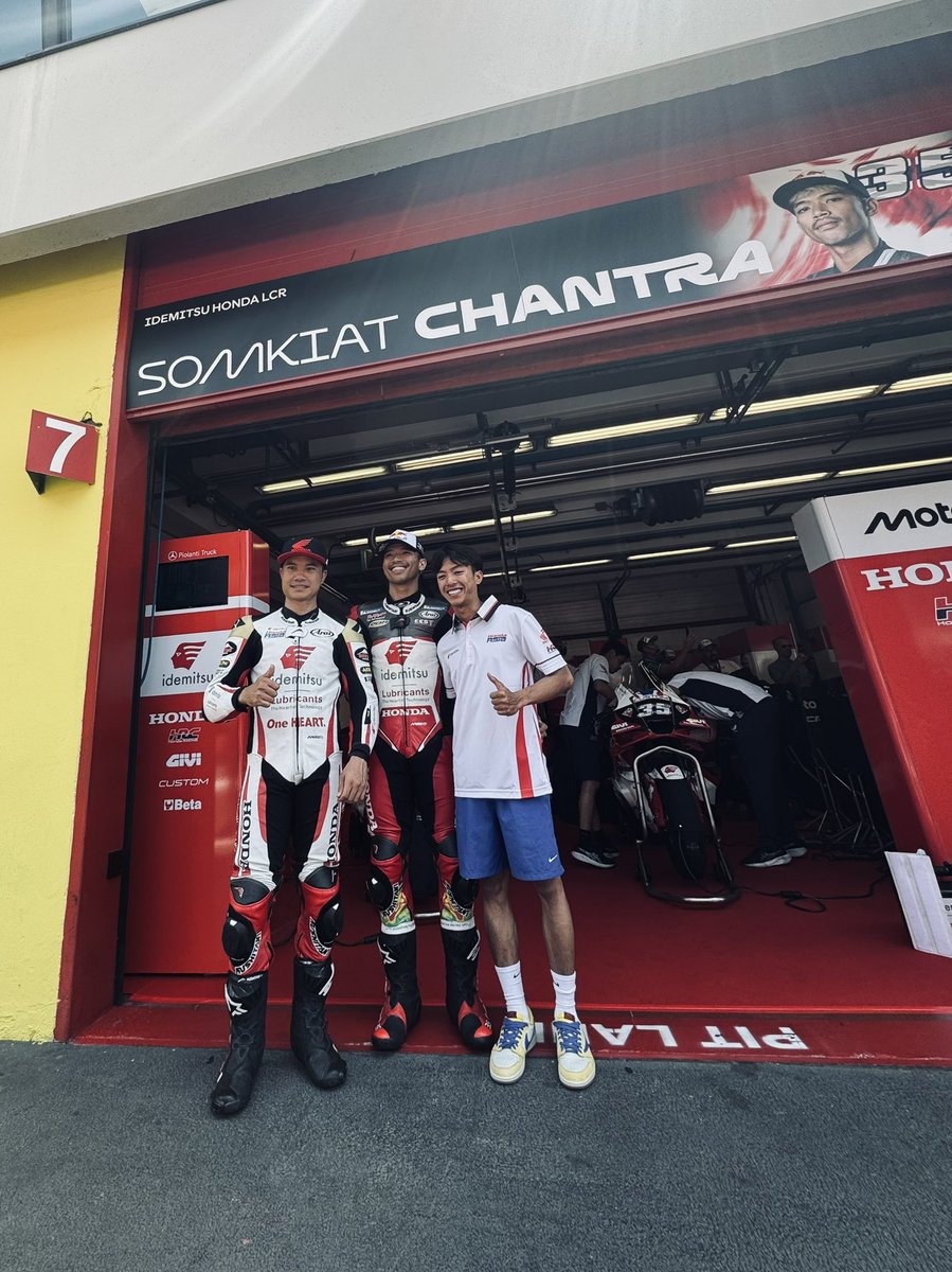 honda_team_asia's tweet photo. 🇹🇭❤️🏍️ 

Thailand Loves @MotoGP &amp; #MotoGP Loves Thailand ☺️

#ItalianGP🇮🇹 https://t.co/erB9NtiAMc