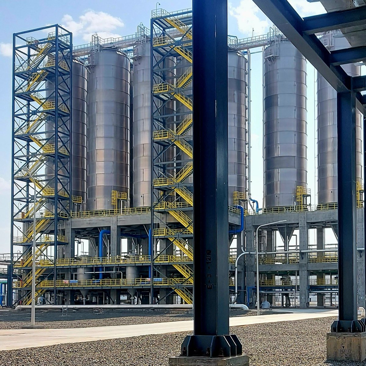 IntraxEngineer's tweet photo. Industrial plants aren’t just functional. They’re photogenic.

Engineering isn’t just performance.
It’s visible precision.

#IndustrialInfrastructure
#SiloSystems #PlantDesign
#BulkMaterialHandling #Polyolefins #EngineeringVision
#KPIKazakhstan #KazakhstanPetrochemicals https://t.co/BatBrKKRLC