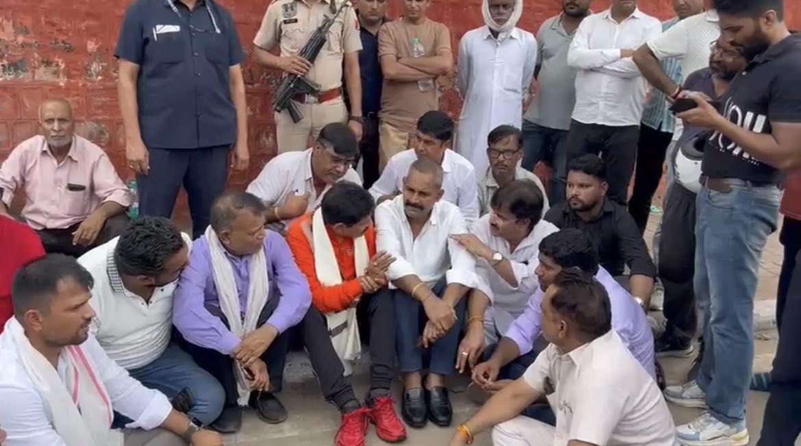जयपुर 
पुलिस हिरासत में मौत के मामले में दो घंटे के धरने में पुलिस प्रशासन से वार्ता कर निपटाया मामला 
नेतागीरी और रील का शौक़ नहीं हो तो पीड़ित को त्वरित न्याय भी दिला सकते है ✌️✌️