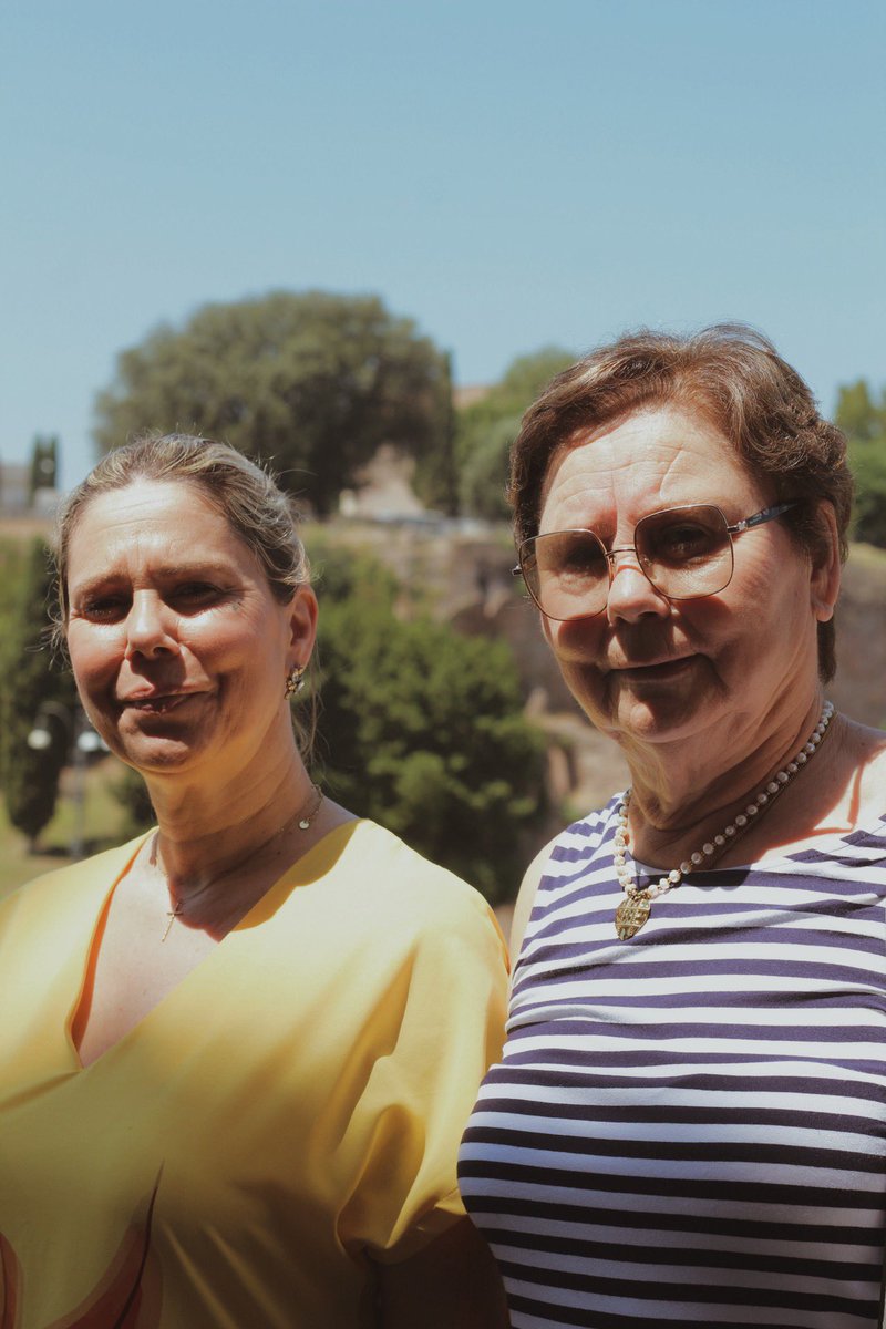 AdrianFCardoso's tweet image. Roma com mãe e avó. Tão feliz.