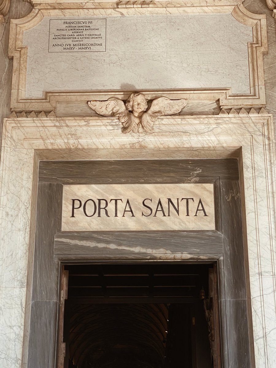 AdrianFCardoso's tweet image. Roma com mãe e avó. Tão feliz.