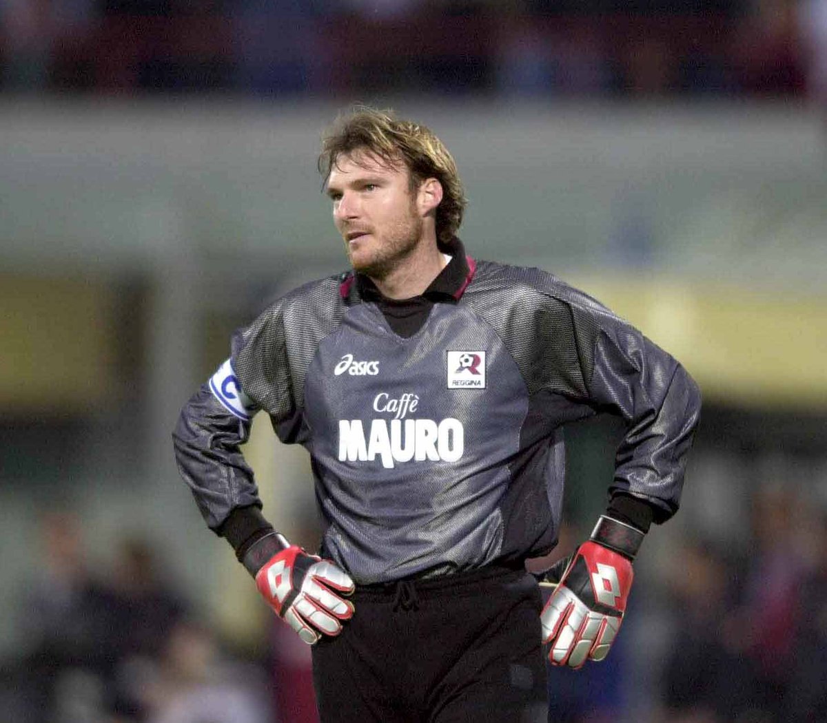 Football90s_'s tweet photo. Goalkeepers wearing jogging bottoms was a wonderful sight 😍👌🏻⚽️

#footballinthe90s #90sfootball #90sfootballshirt #goalkeeping #goalkeepers #goalkeeperlife #footballfans #manchesterunitedfc #chelseafc #coventrycity #leicestercityfc #hungarianfootball #footballshirts https://t.co/xNkEjlSHAH