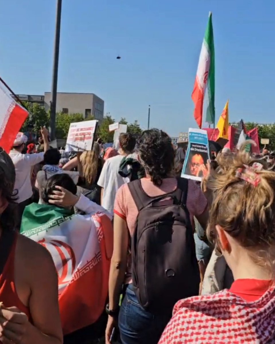 BonabiMaede's tweet photo. @sully_011 #HandsoffIran
Lots of Iranian participated in #United4Gaza in #Berlin, holding their countries flag as Iran is also under attack now. https://t.co/rqY0v2wif6