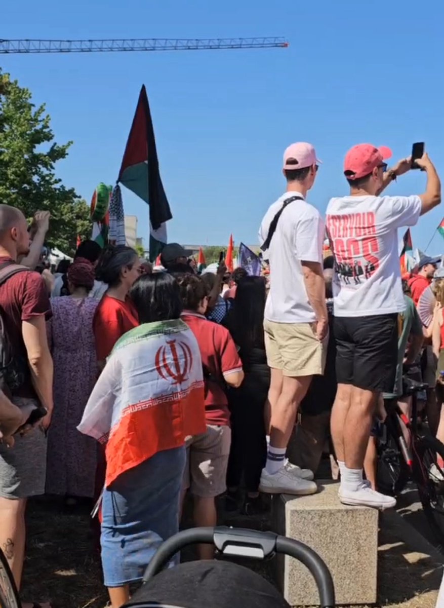 BonabiMaede's tweet photo. @sully_011 #HandsoffIran
Lots of Iranian participated in #United4Gaza in #Berlin, holding their countries flag as Iran is also under attack now. https://t.co/rqY0v2wif6