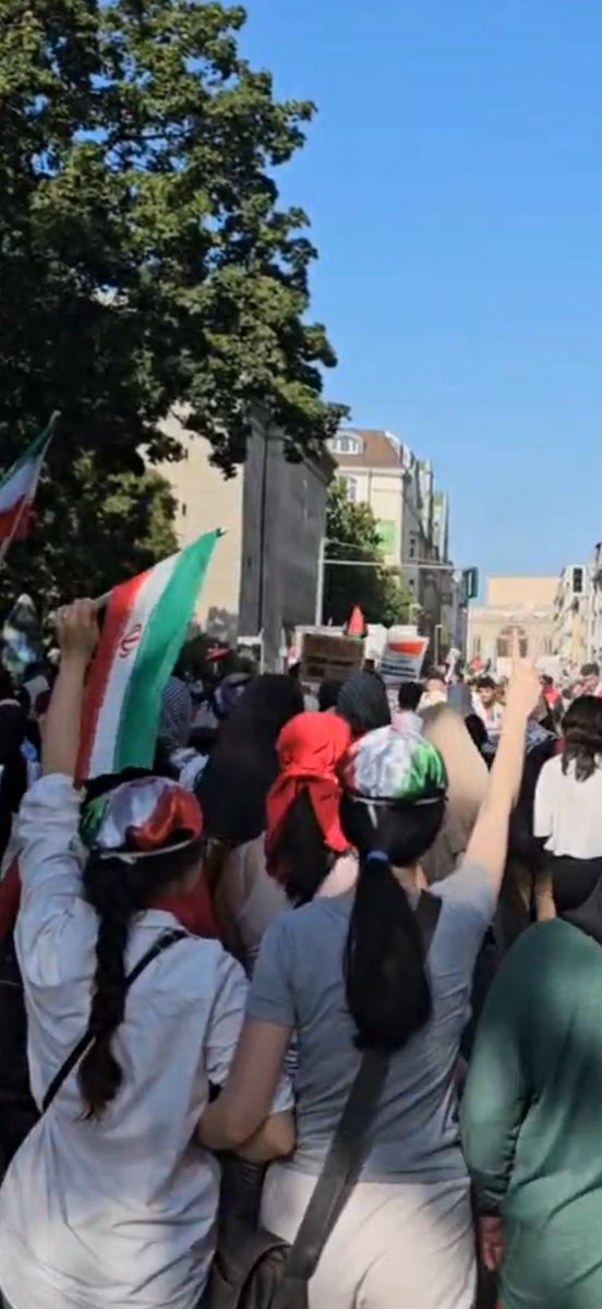 BonabiMaede's tweet photo. @sully_011 #HandsoffIran
Lots of Iranian participated in #United4Gaza in #Berlin, holding their countries flag as Iran is also under attack now. https://t.co/rqY0v2wif6