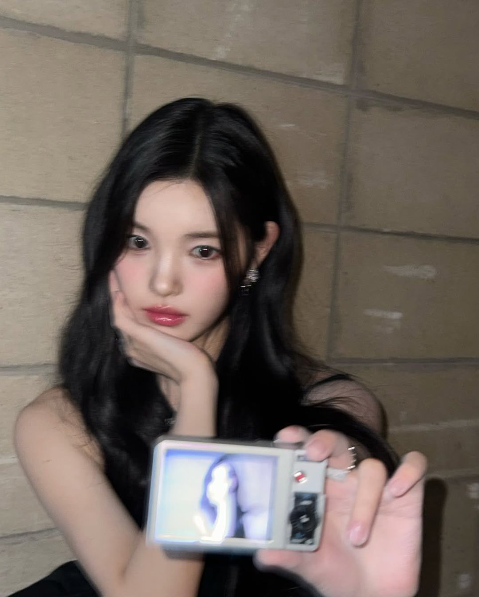 H2H_YH's tweet photo. 넌 왜 늘 튀는데 

#Hearts2Hearts #하츠투하츠 #H2H 
#YUHA #유하 https://t.co/WrzrKkliI3