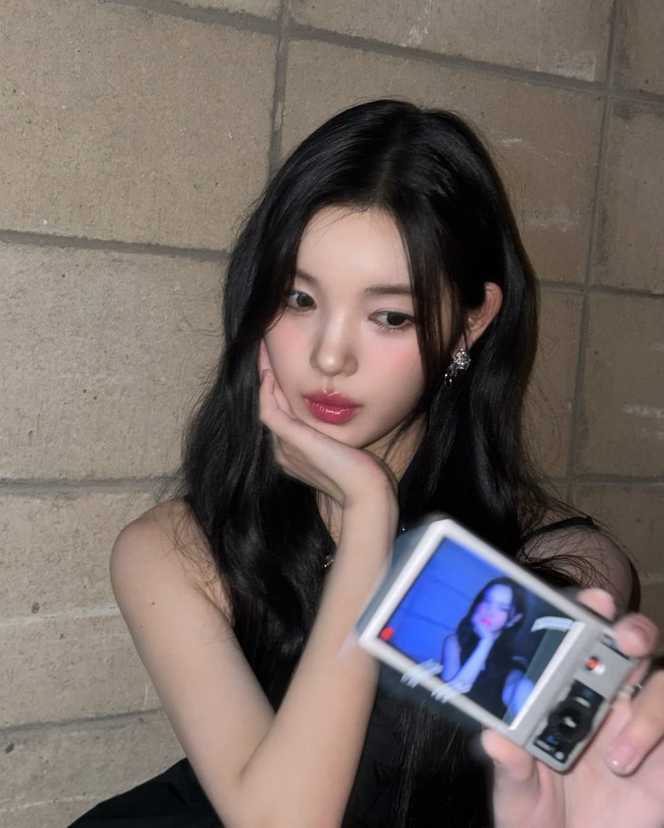 H2H_YH's tweet photo. 넌 왜 늘 튀는데 

#Hearts2Hearts #하츠투하츠 #H2H 
#YUHA #유하 https://t.co/WrzrKkliI3