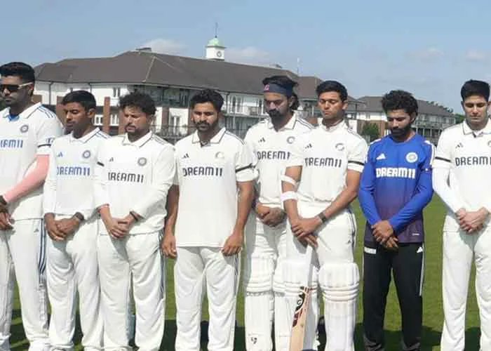 yespunjab's tweet photo. 1st Test: India, England players wear black armbands to pay respect to David Lawrence https://t.co/wAzruXy4Jb
#DavidLawrence #INDvsENG #HeadingleyTest #BlackArmbands #CricketTribute #MotorNeuroneDisease #EnglandCricket #PrasidhKrishna #OlliePope #MohammedSiraj #BCCI #CricketNews #TestCricket