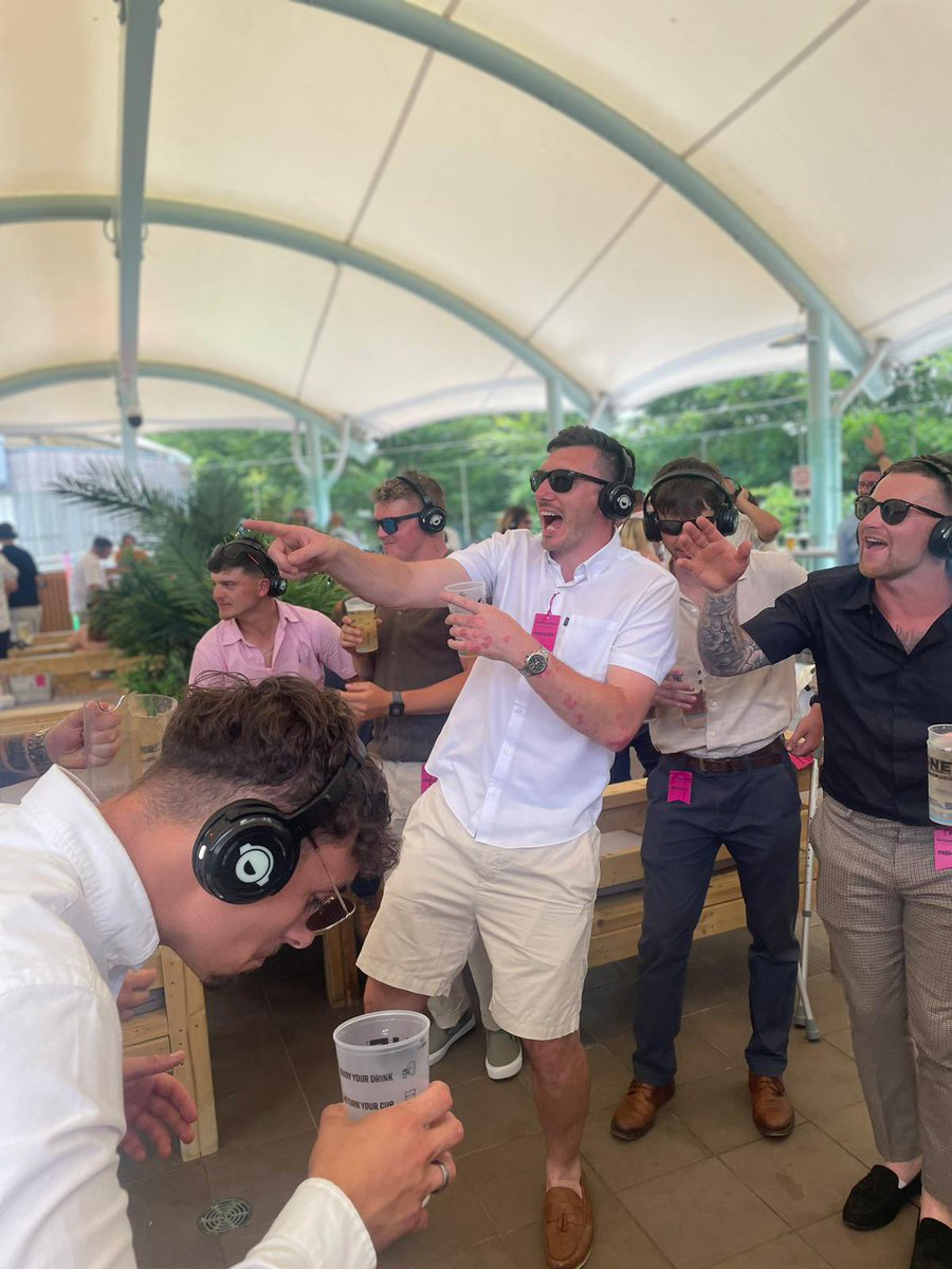 BecclesFC's tweet photo. A cracking social at Newmarket Races yesterday for the lads 😎🏇

Some did better than others and some enjoyed the entertainment more than others but everyone had a great time 🤑🎧🕺 

#BTFC #OurClub ⚫️⛵️⚪️ https://t.co/g1Bb9K1r0e