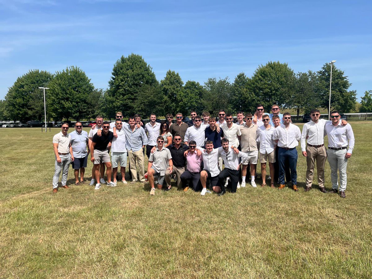 BecclesFC's tweet photo. A cracking social at Newmarket Races yesterday for the lads 😎🏇

Some did better than others and some enjoyed the entertainment more than others but everyone had a great time 🤑🎧🕺 

#BTFC #OurClub ⚫️⛵️⚪️ https://t.co/g1Bb9K1r0e