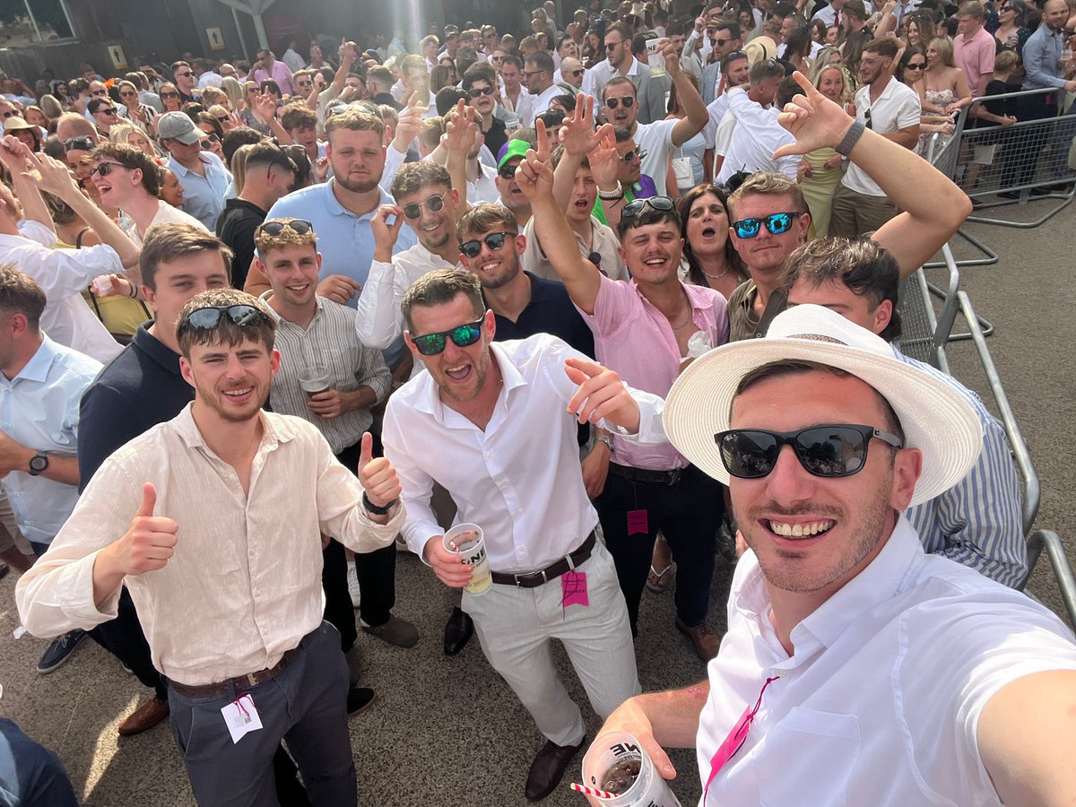 BecclesFC's tweet photo. A cracking social at Newmarket Races yesterday for the lads 😎🏇

Some did better than others and some enjoyed the entertainment more than others but everyone had a great time 🤑🎧🕺 

#BTFC #OurClub ⚫️⛵️⚪️ https://t.co/g1Bb9K1r0e