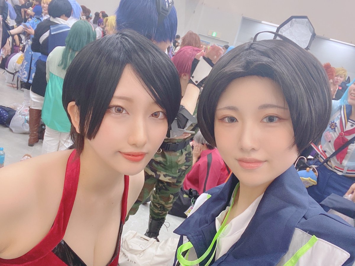 BpwR's tweet photo. アルファと何年ぶりかにコスしてきた〜！
他ジャンルすぎて面白いコンビ😂😂
あと強風で髪ボサった

 #アコスタ池袋 https://t.co/FYK4kQNHx4