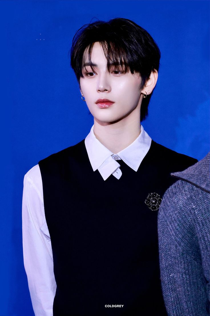 Hantaesfan's tweet photo. @Jcaypark @Atarea505 @Subarea505 “Sbelum kita lanjut ke acara selanjutnya, ijinkan saya memperkenalkan diri! Halo, saya Rimba yg bakal menemani Julian hyung pda malam hari ini.” ia melihat kearah cue cardnya

“Acara berikutnya adalah speech dri Fidelidad kita @aerichandesu noona, wktu dan tempat kami persilahkan https://t.co/qlxX63GXaq
