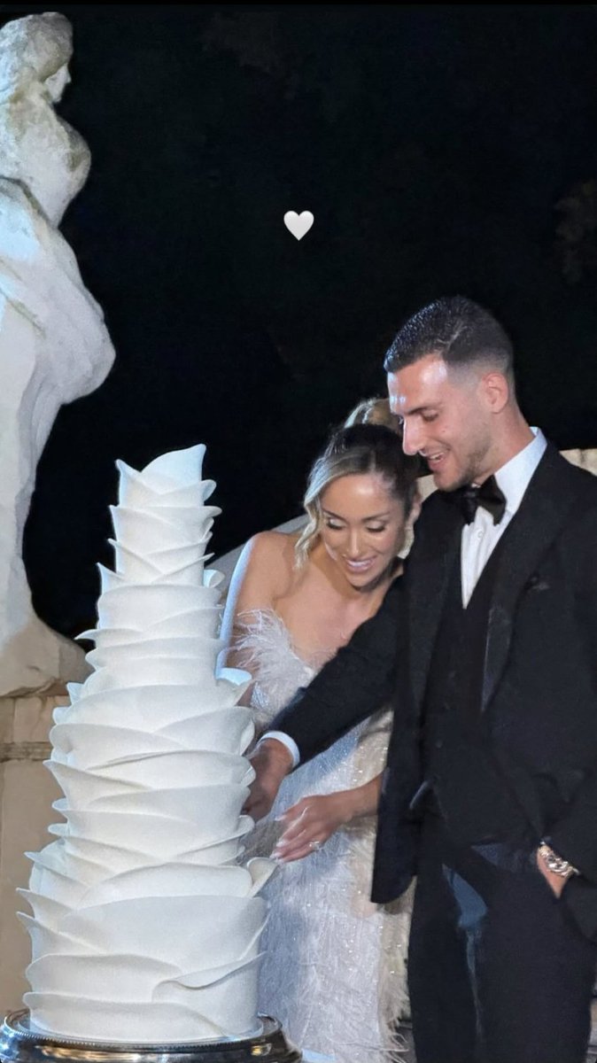 Congratulations Diogo Dalot and Cláudia Lopes on their wedding yesterday. 🔴