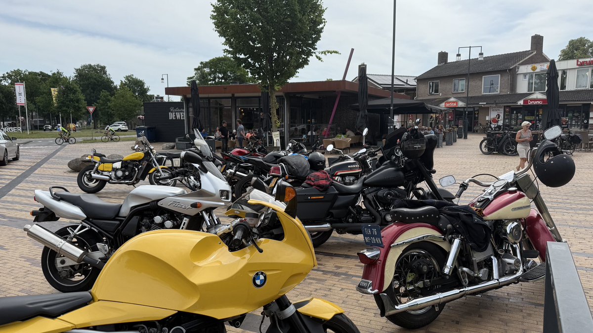 MargrietBenak's tweet photo. Op pad met onze @RTVDrenthe #motorclub Hard Zat; mooie Tour deur #Drenthe o.l.v. president #robbertoosting op z’n lekkende Harley; pitstop #borger veur koffie en de rest, nou in #westerbork veur lunch, ‘ t loopt gesmeerd. 😎 https://t.co/1vf0NzxDVL