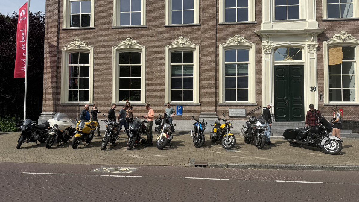 MargrietBenak's tweet photo. Op pad met onze @RTVDrenthe #motorclub Hard Zat; mooie Tour deur #Drenthe o.l.v. president #robbertoosting op z’n lekkende Harley; pitstop #borger veur koffie en de rest, nou in #westerbork veur lunch, ‘ t loopt gesmeerd. 😎 https://t.co/1vf0NzxDVL
