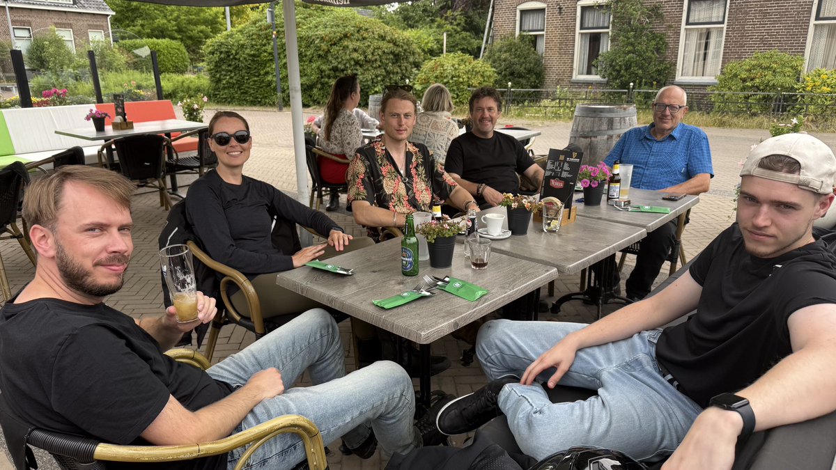 MargrietBenak's tweet photo. Op pad met onze @RTVDrenthe #motorclub Hard Zat; mooie Tour deur #Drenthe o.l.v. president #robbertoosting op z’n lekkende Harley; pitstop #borger veur koffie en de rest, nou in #westerbork veur lunch, ‘ t loopt gesmeerd. 😎 https://t.co/1vf0NzxDVL