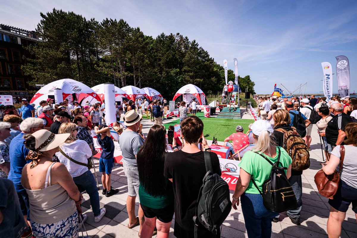 pzn_pl's tweet image. Mobilna skocznia stanęła tuż przy molo w Kołobrzegu i zrobiła furorę! Zobaczcie, co działo się do tej pory.
Skocznia czeka na Was do 17:00! Zapraszamy.
#skijumpingfamily