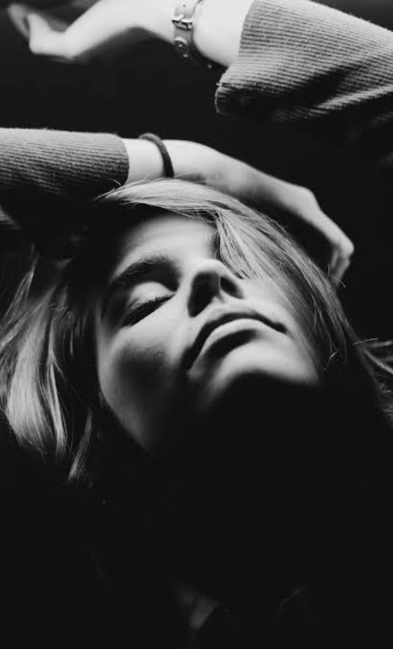 Reinvéntate,
las veces que sea necesario.

Reinvéntate,
toma un borrador y quita lo que no te aporta, lo que te estresa, lo que nubla tu día.

Reinvéntate,
toma la arcilla, moldea de nuevo
hasta que refleje lo que llevas dentro.

Reinvéntate,
cada día, no dejes de soñar.