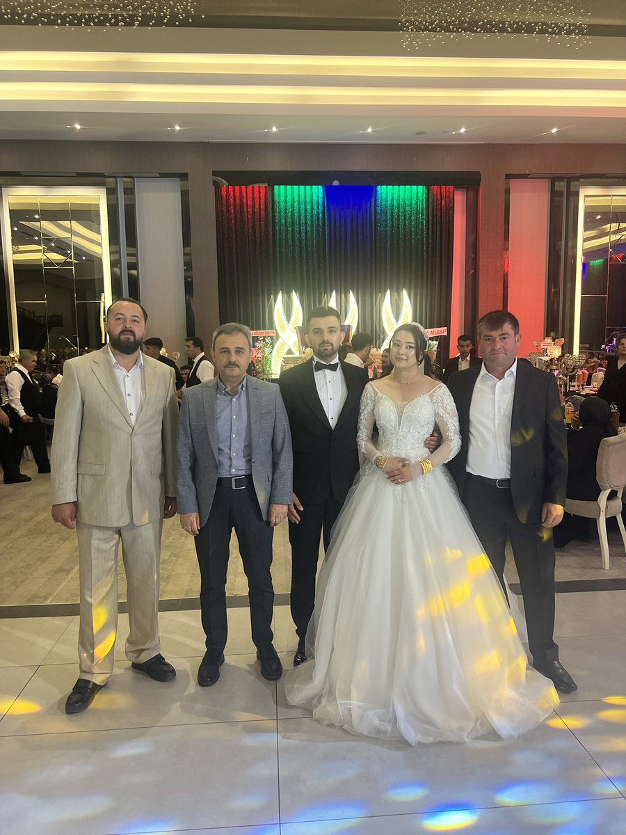 Çarpan ve Uygur ailelerinin kıymetli evlatları Fatmanur ile Mithat’ın düğünlerine katılarak mutluluklarını paylaştık. Sevgili gençlerimizi ve ailelerini tebrik ediyor, ömür boyu mutluluklar diliyorum.