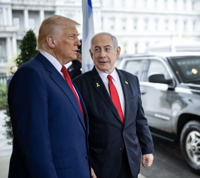 La participación directa de EEUU en la guerra no es señal de fuerza, sino un reconocimiento implícito de derrota.

Cuando Israel no puede ganar y Washington entra para salvarla, solo hay una lectura, Irán domina en el terreno, e Israel pierde en la estrategia.