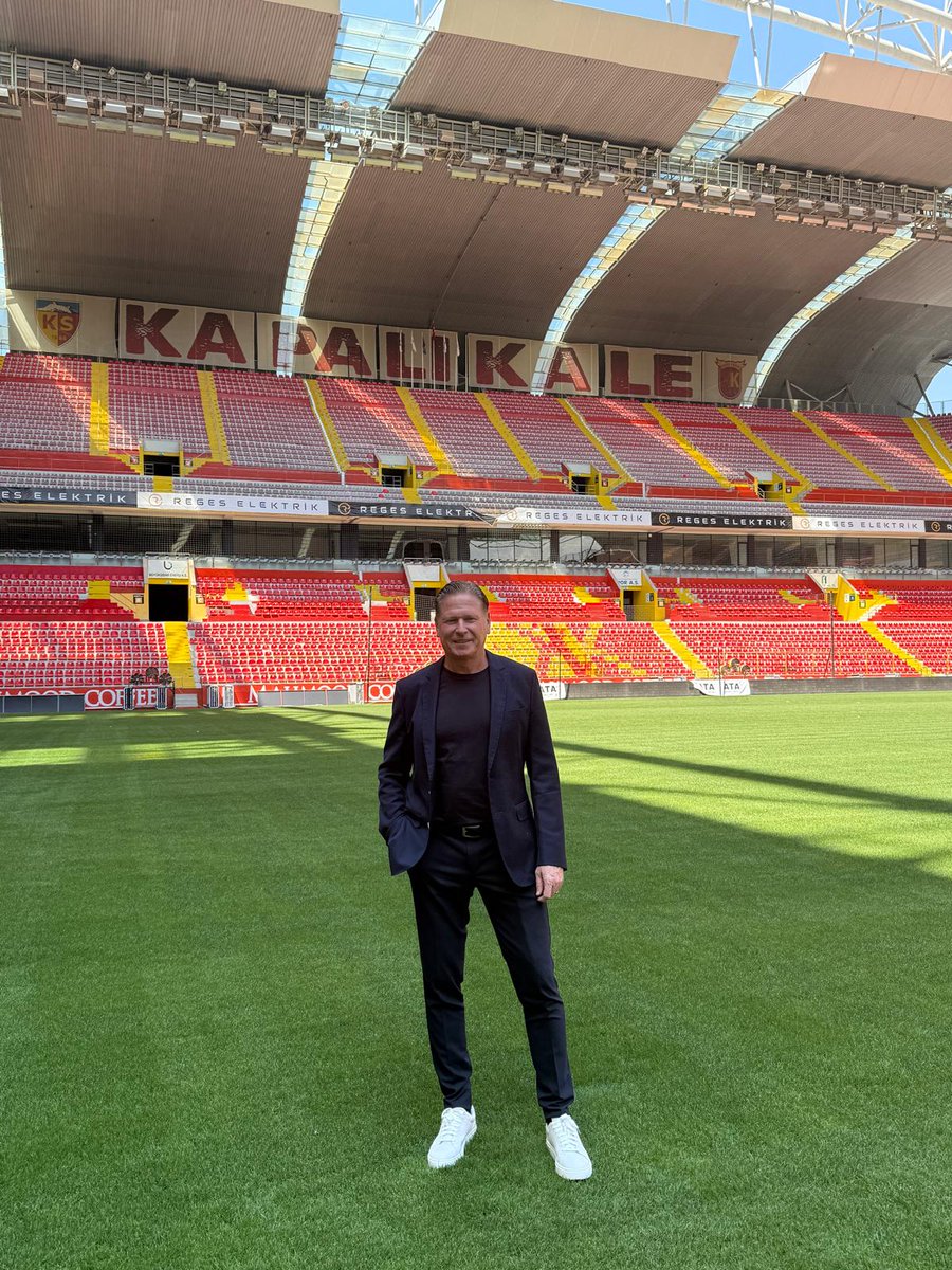 Yeni hocamız Markus Gisdol şehrin kuzeyi tam kalbinde! Hoş Geldin Markus! 🧣