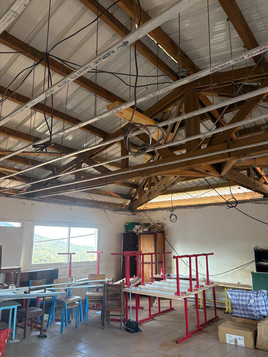 #Chido #Mayotte Container de 3 000 cartables remplis d’affaires scolaires, quand on distribue, quand les enfants Mahorais ouvrent les sacs, souvent des dessins et des messages.