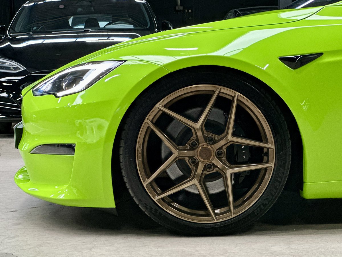 Did anybody say Kermit? 🐸 
3M 2080 Gloss Light Green G16