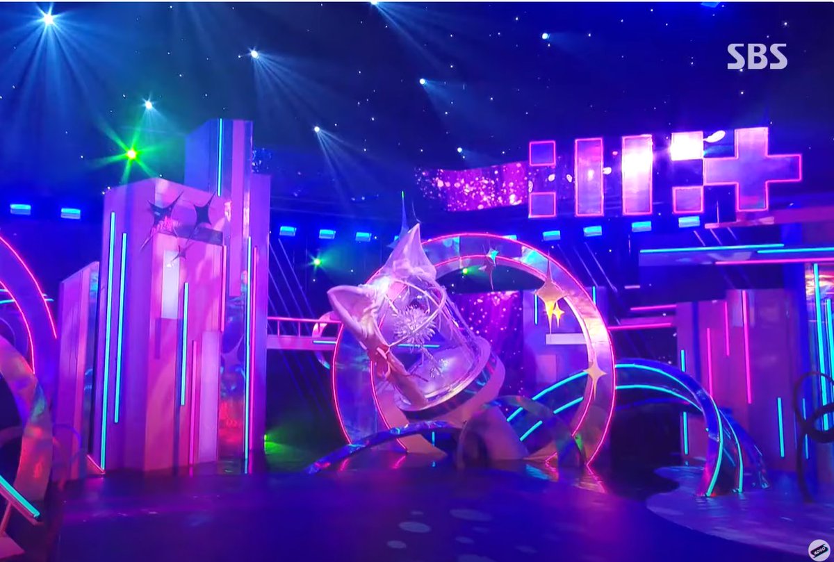 elit_quprids's tweet image. That Giant ILLIT Lightstick with cat ears