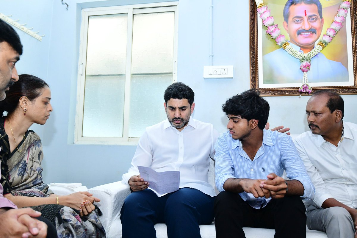 ngpadu_tdp's tweet photo. Justice for Veeraiah Anna is not just a demand - it's our duty. We will continue to fight for it, with unity and unwavering resolve.
#muppavarapuveeraiahchowdary
#suchitraveeraiahchowdary
#teammvc #teammsvc #ngpadutdp
#snpadutdp #TDPTwitter
#justiceforveeraiahanna https://t.co/MrWdJT2tsA