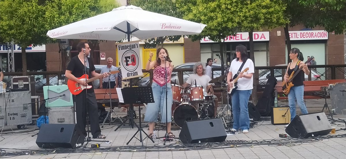 Blue_Dream_s's tweet photo. Todo funcionó gracias a los dos técnicos y se llenó de calidez gracias a la compañía de toda la gente que estuvisteis. Buen día de la música a pesar del "calorazo". https://t.co/dcix8H2ZCx