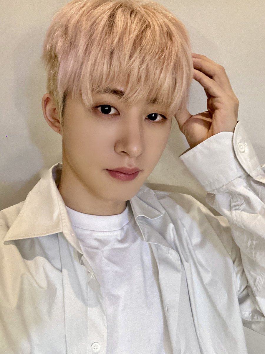 BI_131official's tweet photo. #bcut
햇빛 쨍쨍한 날씨와 함께 🆔들과 함께 보낸 일요일!
오늘 스케줄도 행복하게 마무리💛 와줘서 고마워🫂
#BI #비아이 #13LABEL https://t.co/FtwPptEg1e