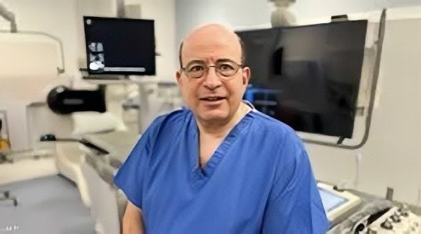 Aziz_elzhfy's tweet photo. يحكي طبيب مصري قصة حقيقية حدثت معه ويقول:  

في إحدى المرات، دخل إلى عيادتي شاب صغير يعاني من انزلاق غضروفي شديد في ظهره، وكان بحاجة لإجراء جراحة لاستئصاله.  

كان الشاب بسيط الحال ولا يستطيع تحمل تكلفة العملية في مستشفى خاص، فاقترحت عليه أن يأتي إلى مستشفى التأمين الصحي لأجري له العملية هناك دون مقابل..