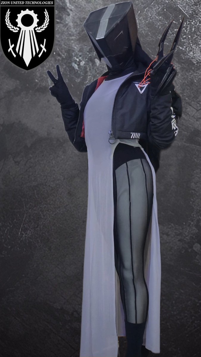 Mako pulling off another set of poses based off  art of her.

#OC #cosplay #cyberpunk #techwear