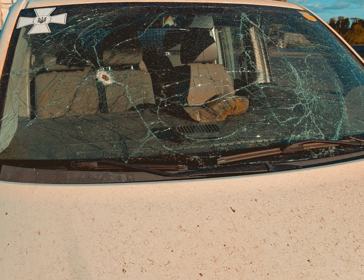 VW T5, придбаний за ваш кошт, зустрівся з КАБом. Одному з членів екіпажу пережити цей прильот не пощастило. 

Машину ще можна поремонтувати — пошкоджена ходова. У нас є трохи грошей, але, скоріш за все, знадобиться набагато більше. Якщо є можливість — підтримайте на банку ⬇️