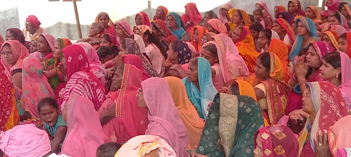 गुरु कृपा यदि हो गई, 
क्षण में अंतर जाओ? 
क्षण में घूमो, क्षण में देखो, 
क्षण में बाहर आओ?
 
मेल चढ़ा है निज कर्मों का, 
कर्म का मैल हटाओ? 
निर्मल मन हो जाए, 
तो तत्क्षण सिद्धि पाओ।।
Ak
जयगुरुदेव 
साधना शिविर लगाओ 
#लोक_और_परलोक_बनाओ