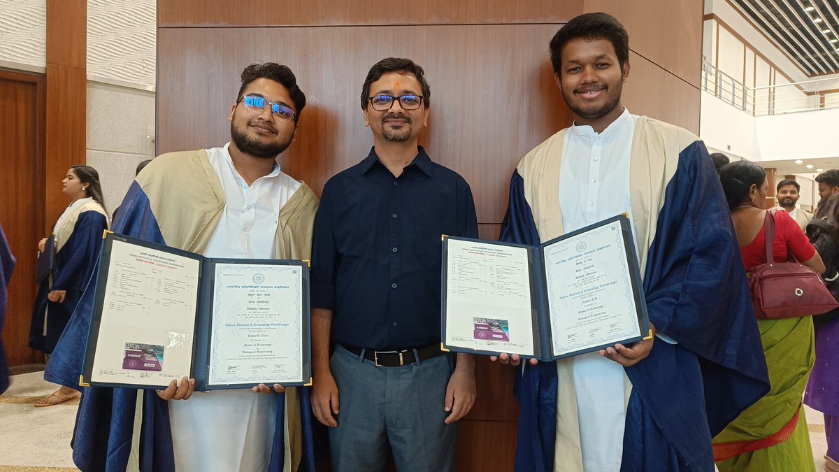Two members of the <a href="/iitgncompbio/">Computational Biology @IITGN</a> group graduated with M. Tech in Biological Engineering degree at the recently held 14th Convocation of <a href="/iitgn/">IIT Gandhinagar</a>.
Extremely proud of both Vishnu and Rahul. Congratulations 🎊 👏