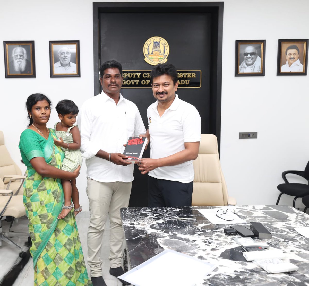 Cuddalore Prasanth (@prasanthelango5) on Twitter photo மாண்புமிகு துணை முதலமைச்சர் கழக இளைஞரணி செயலாளர் எங்களை வழிநடத்தும் எங்கள் இளந்தலைவர் அண்ணன் திரு. <a href="/Udhaystalin/">Udhay</a> அவர்களை குறிஞ்சி இல்லத்தில் சந்தித்த தருணம்..
<a href="/arivalayam/">DMK</a> <a href="/DMKITwing/">DMK IT WING</a> <a href="/dmk_youthwing/">DMK Youth Wing</a> <a href="/DMKCuddalore/">Cuddalore DMK</a> மாண்புமிகு துணை முதலமைச்சர் கழக இளைஞரணி செயலாளர் எங்களை வழிநடத்தும் எங்கள் இளந்தலைவர் அண்ணன் திரு. <a href="/Udhaystalin/">Udhay</a> அவர்களை குறிஞ்சி இல்லத்தில் சந்தித்த தருணம்..
<a href="/arivalayam/">DMK</a> <a href="/DMKITwing/">DMK IT WING</a> <a href="/dmk_youthwing/">DMK Youth Wing</a> <a href="/DMKCuddalore/">Cuddalore DMK</a>