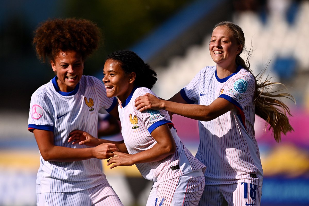 Daniel Marques (@daniel_mrq) on Twitter photo En se qualifiant pour les demies du #WEUROU19 hier, l’<a href="/equipedefranceF/">Equipe de France Féminine</a> a assuré sa présence dans le top 4 de ce dernier pour la 18e fois (en 26 éditions), co-plus haut total avec l’Allemagne. Cercle #Bleuettes En se qualifiant pour les demies du #WEUROU19 hier, l’<a href="/equipedefranceF/">Equipe de France Féminine</a> a assuré sa présence dans le top 4 de ce dernier pour la 18e fois (en 26 éditions), co-plus haut total avec l’Allemagne. Cercle #Bleuettes