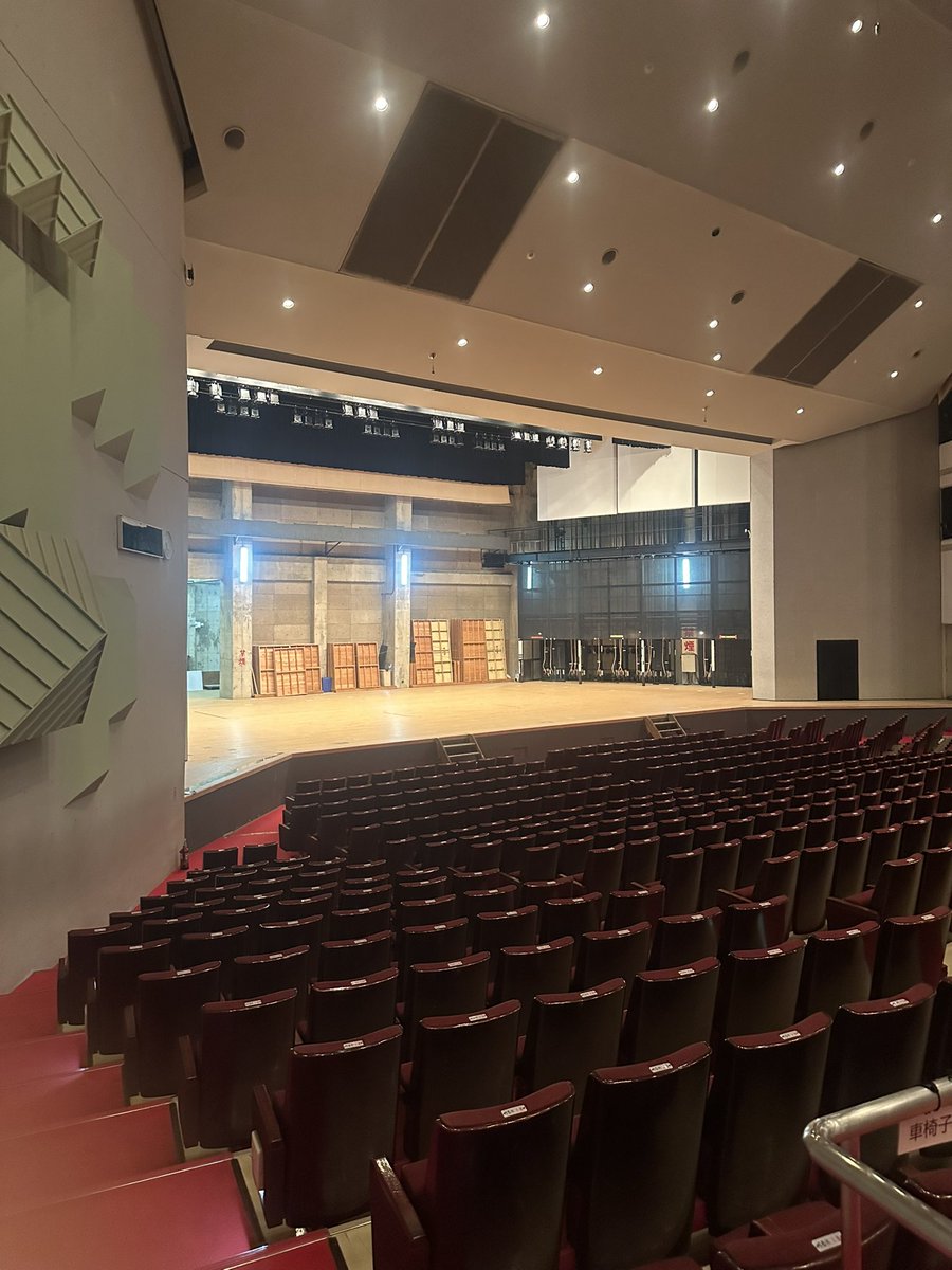 D_K0KUB0's tweet photo. 市原フィルハーモニー管弦楽団第45回定期演奏会終演！
フランス作品という大枠、それぞれの曲の語り口。ニュアンスやバランスの工夫を楽しみながらの練習を経て、���番では多くのお客様と共に様々な音の感覚を共有できたと思います。ありがとうございました！
市原市市民会館はアシンメトリーで面白い！ https://t.co/5gClkVumLs