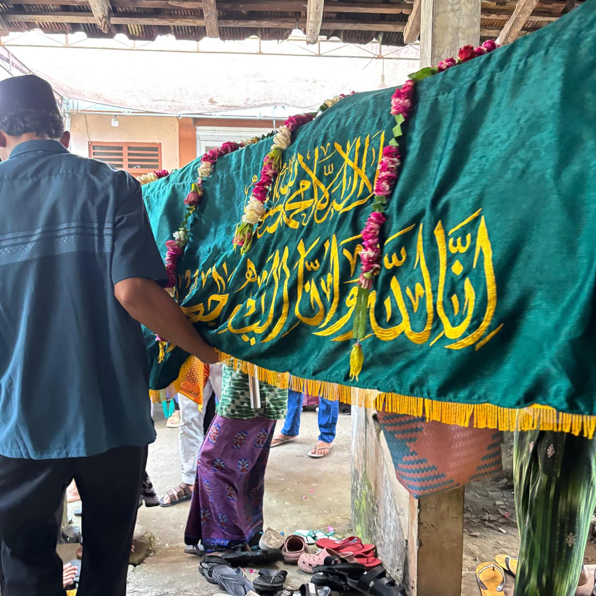 dimensihujan's tweet photo. Kemarin suamj ngejar bis tengah malam, lalu semalam gantian aku berdua sama Azmi ngejarin bis. Syukur alhamdulillah Allah kasih kelancaran sampai Klaten tadi pagi. Jumat pakdhe meninggal, sabtu disusul bapak mertua meninggal.

Semoga Allah memberi kami kekuatan untuk tabah.

🥀❤️‍🩹 https://t.co/skoRQdoyoF