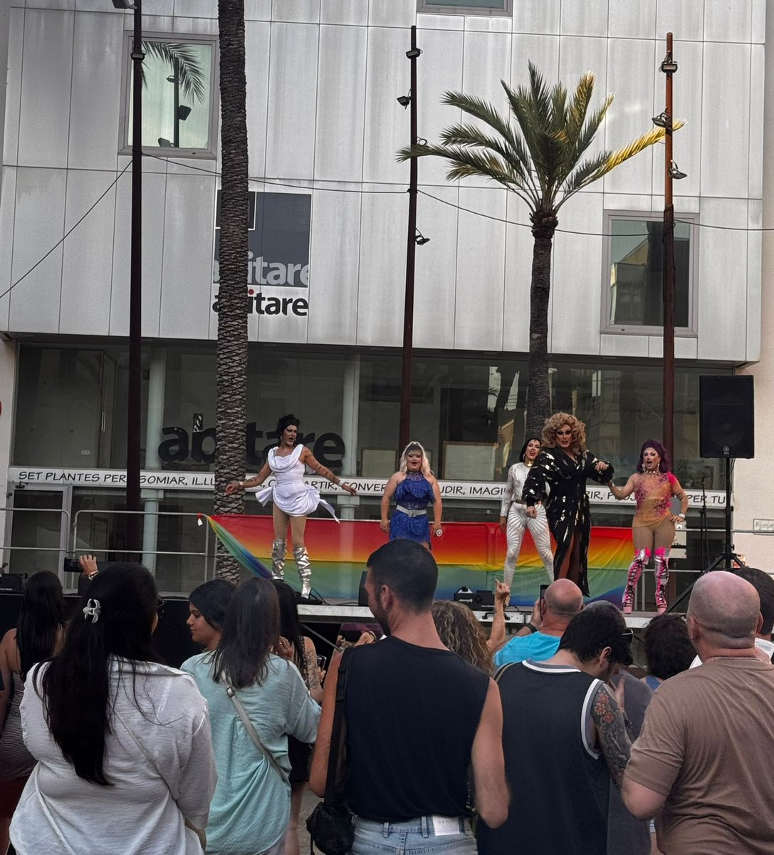 🏳️‍🌈 Per segon any consecutiu, VNG ha celebrat el Pride, una festa per defensar i reivindicar els drets i la llibertat d'expressió de la comunitat LGTBIQ+.

🙌🏼 VNG és i serà una ciutat orgullosa i de tolerància 0 davant qualsevol conducta discriminatòria vers el col·lectiu LGTBIQ+.
