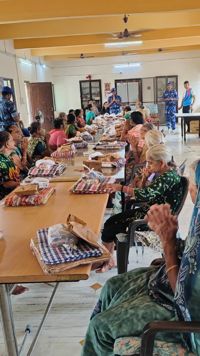 100bnraf's tweet photo. With compassion and care, 100 RAF brought smiles to 33 elderly women at Aastha Foundation Old Age Home, Ahmedabad. Comfort kits &amp; toiletries, linens, healthy drinks &amp; snacks were distributed. Officers  engaged warmly, listening to their stories and concerns. @RAFCRPF @crpfindia https://t.co/jRs65A4Pni