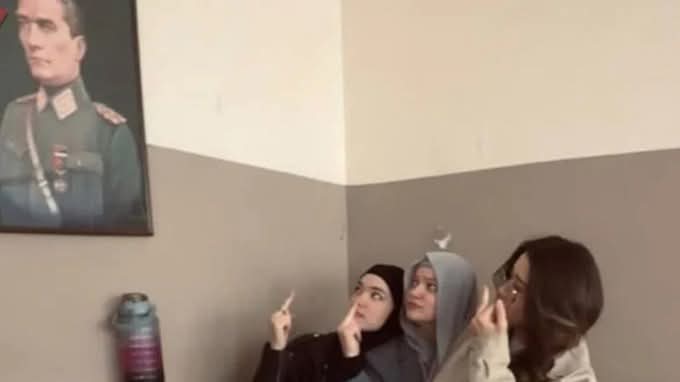 Seferihisar Uluslararası İmam Hatip Lisesi’nde, Atatürk portresi önünde uygunsuz poz veren 3 ......

Noktalı yerleri siz doldurun...!!