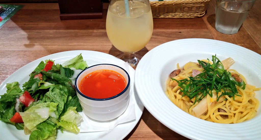 _heartpattern_'s tweet photo. 今日のランチ🌈😌
大切な日だから
ちょっぴり豪華に🍝🥗🥰
♡鴨ネギの和風パスタ♡
大好きなバンド
#ThinkingDogs が解散して
ずっと泣いてた1年前の今日😢
あの日流した涙を大切に
解散しても4人の新たな道を
大事にして生きてきたからの
1年経った今日の私の笑顔☺️
この1年、いろんなことに傷ついて私もたくさん泣いた😢
嘘の笑顔でいる日もあった😢
でも、今日が笑顔だからもうそれでいいって🥺いろんなことあっても頑張るって思った😢
また、4人に会って笑いあいたいです🐶🐶🥹🐶🐶