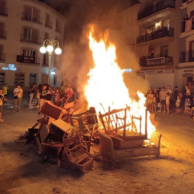 caledelspagesos's tweet image. "Al juny tenim un gran vici
que ens fa ser un país molt gran:
fer fogueres del solstici
per celebrar-ne Sant Joan".