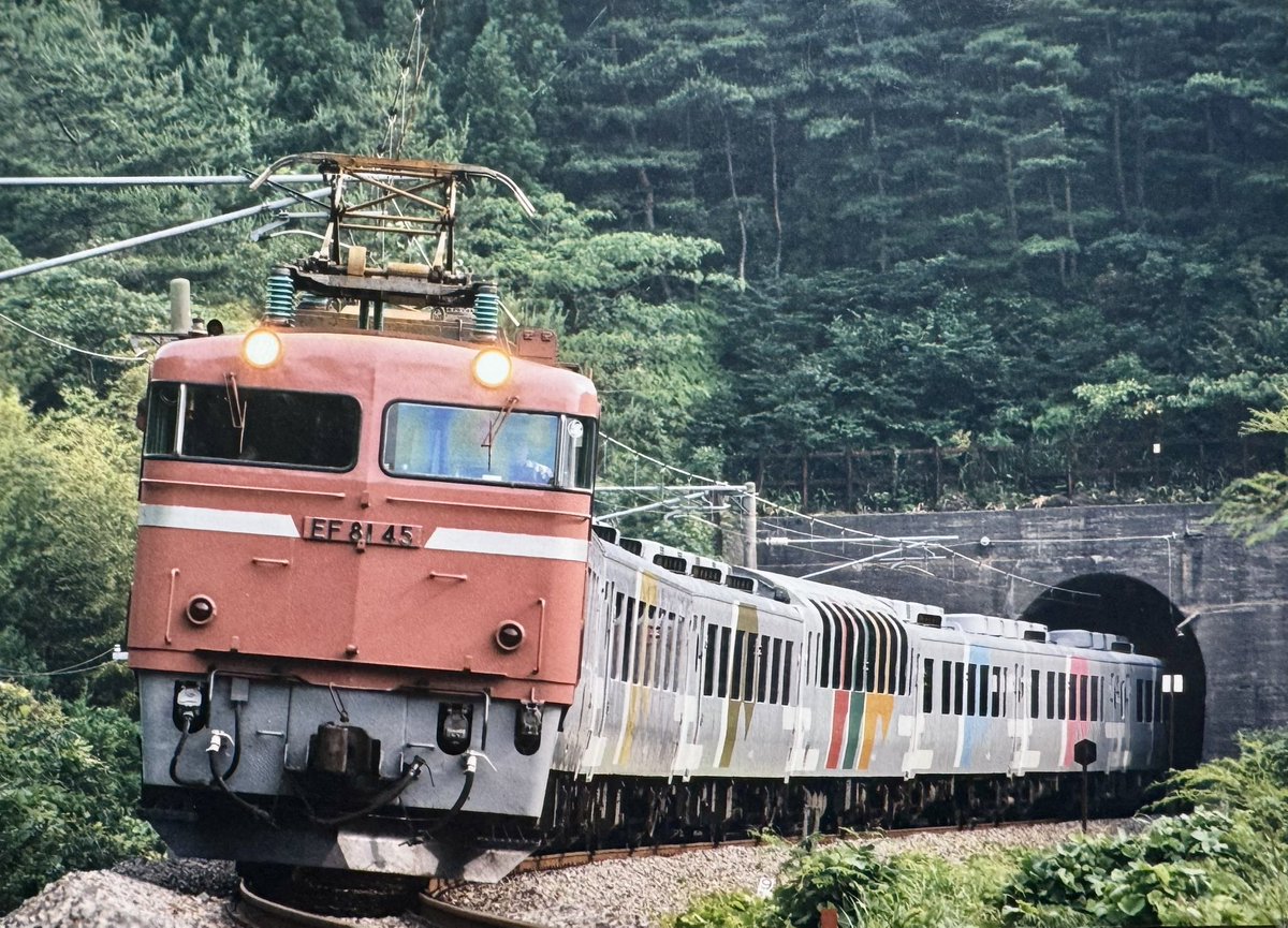 懐かしの写真😊ジョイフルトレイン
EF81-45(敦)＋12系改7B
お座敷列車『あすか』
北陸本線 鳩原ループで撮影
パーイチのローピン
この頃は,日常鉄でした。