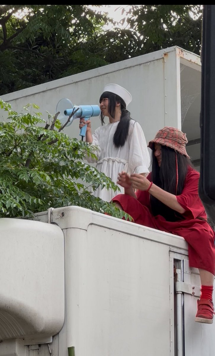 TouchanRec's tweet photo. 出雲nuuammのライブ、とても良かった。ブドウ農園の中、大木の下にステージ、その上にツリーハウス。砂地の畑に皆で座る。ステージの奥、つづく森の向こうは多分海。蒸し暑かったが、曇りで直射日光が当たらなかったのは幸いだった。軽トラ荷台にサングラスとトラメガで武装した二人が登場。スーパーの特売放送の様なアナウンスをするマヒトゥ・ザ・ピーポー、スーパーのBGMをハミングする青葉市子。笑いと歓声に包まれステージへ。

セットリスト
1.さっぴー
2.turn light
3.飛行石
4.天使　〜
5.Pupa
6.EDEN
7.full of fool
8.MAHO
9.ピカリのヒビ

<休憩:餅つきなど>  

10.待夢(no PA: マヒトは箒をエアギターに。後方から客席の間を通って)
11.なつばくだんふゆだるま
12.Vampire
13.月の丘
14.海辺の葬列
15.蛍(ほたる？新曲)
16.スダジイの森
17.ゆうさり
18.めのう
<アンコール:ツリーハウスの上で>
19.MU-MIN
<ツリーハウスから餅まき>